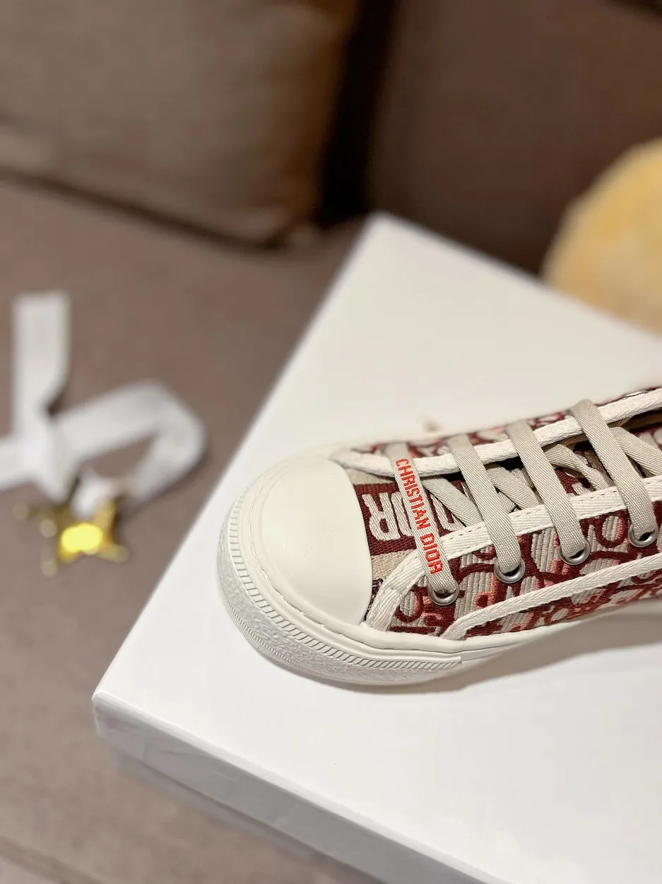 👟👟Ex-factory price 500👟👟 New arrival at D home, synchronized with the official website WALK N DIOR embroidered canvas shoes series, 100% cotton silk double-sided three-dimensional embroidery All the materials of this shoe are original molds, right down to the hardware, laces, outsole, PU midsole...the upper fabric is made of double-sided pure cotton silk three-dimensional electric embroidery. Each style looks colorful, but it does not make it difficult to match clothes. The entire series is like a piece of handicraft, unique!  ▪️Inner lining: full-grain mixed sheep and sheepskin ▪️Foot pads: same color cowhide, comfortable to the feet ▪️My last style is exactly the same as ZP, welcome to compare. My color scheme is the most complete, and the counter has a full set of packaging. Code number: 35-41